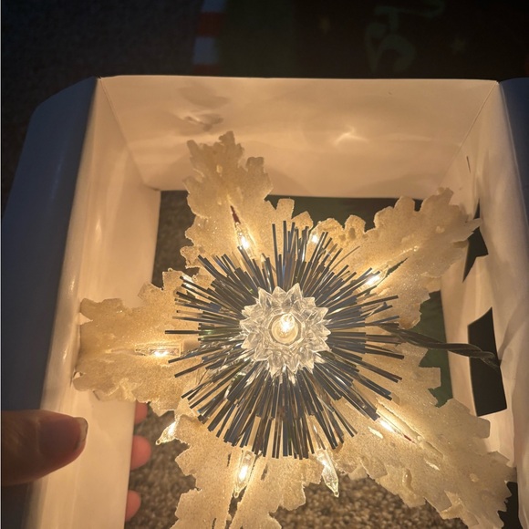 Illuminated Snowflake Tree Topper - Picture 9 of 16